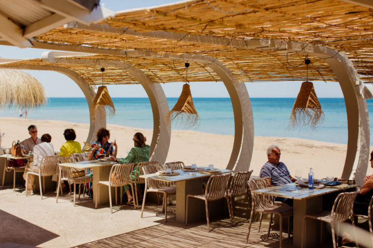 Terraza del restaurante junto al mar