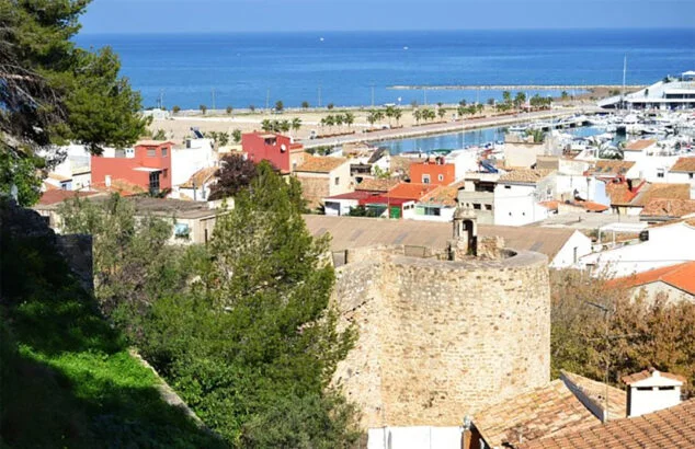 Imagen: Torre del Galliner con el puerto de Dénia y el barrio Baix la Mar al fondo