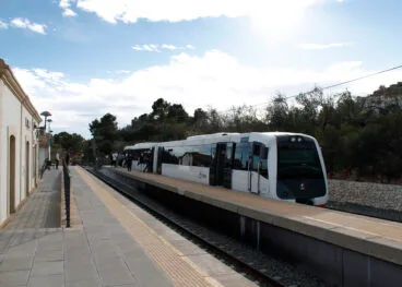 tram metropolitano de alicante en la parada de calp