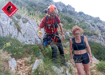 Una de las mujeres junto al personal de rescate