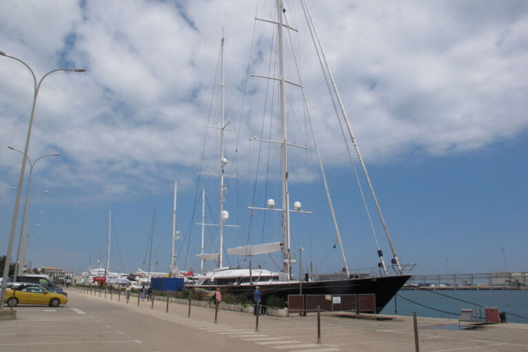 Barca a vela Parsifal III nel porto di Denia 01
