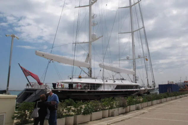 De la televisión americana al mar de Dénia: la tripulación del Parsifal III visita la ciudad 9 velero parsifal iii en el puerto de denia 06