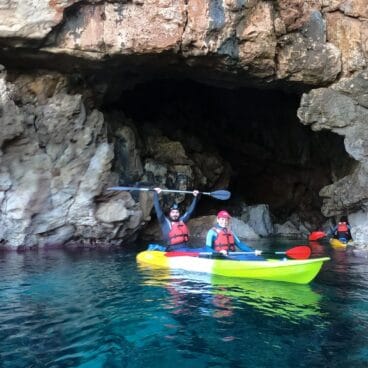 Visita la Cova Tallada en Kayak con Aventura Pata Negra