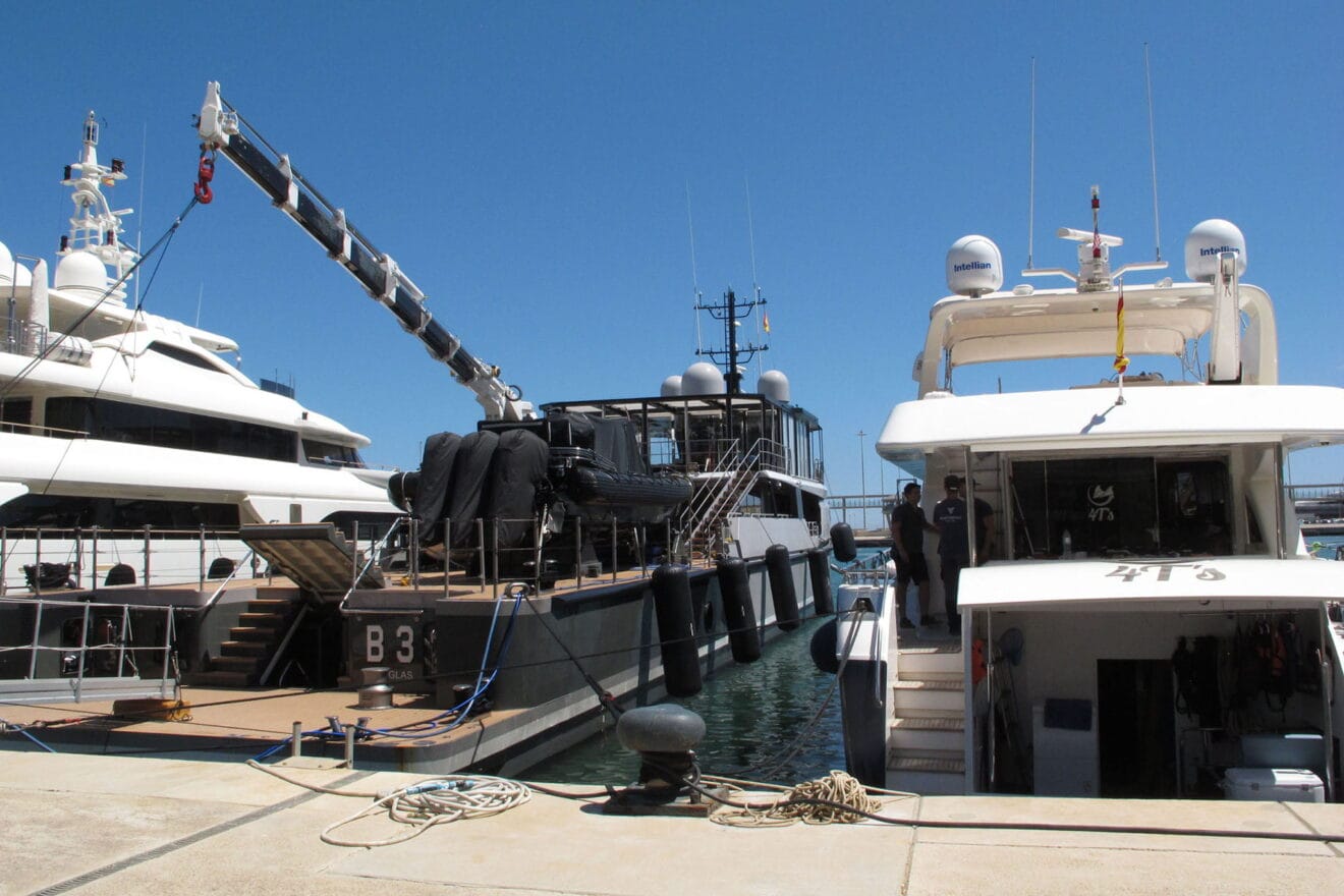 Yate B3 amarrado en el puerto de Dénia 02