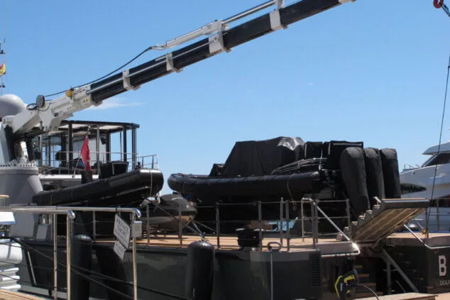 yate b3 amarrado en el puerto de denia 04