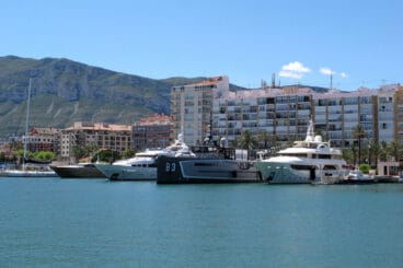 Yate B3 amarrado en el puerto de Dénia 07