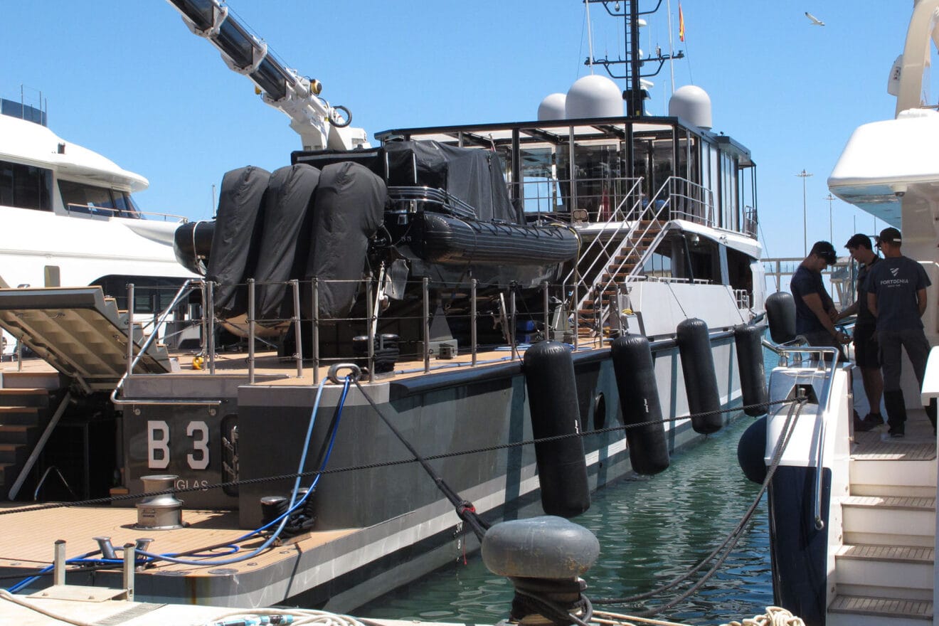 Yate B3 amarrado en el puerto de Dénia 08