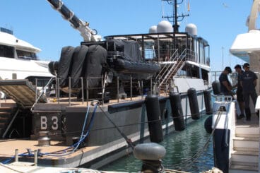 Yate B3 amarrado en el puerto de Dénia 08