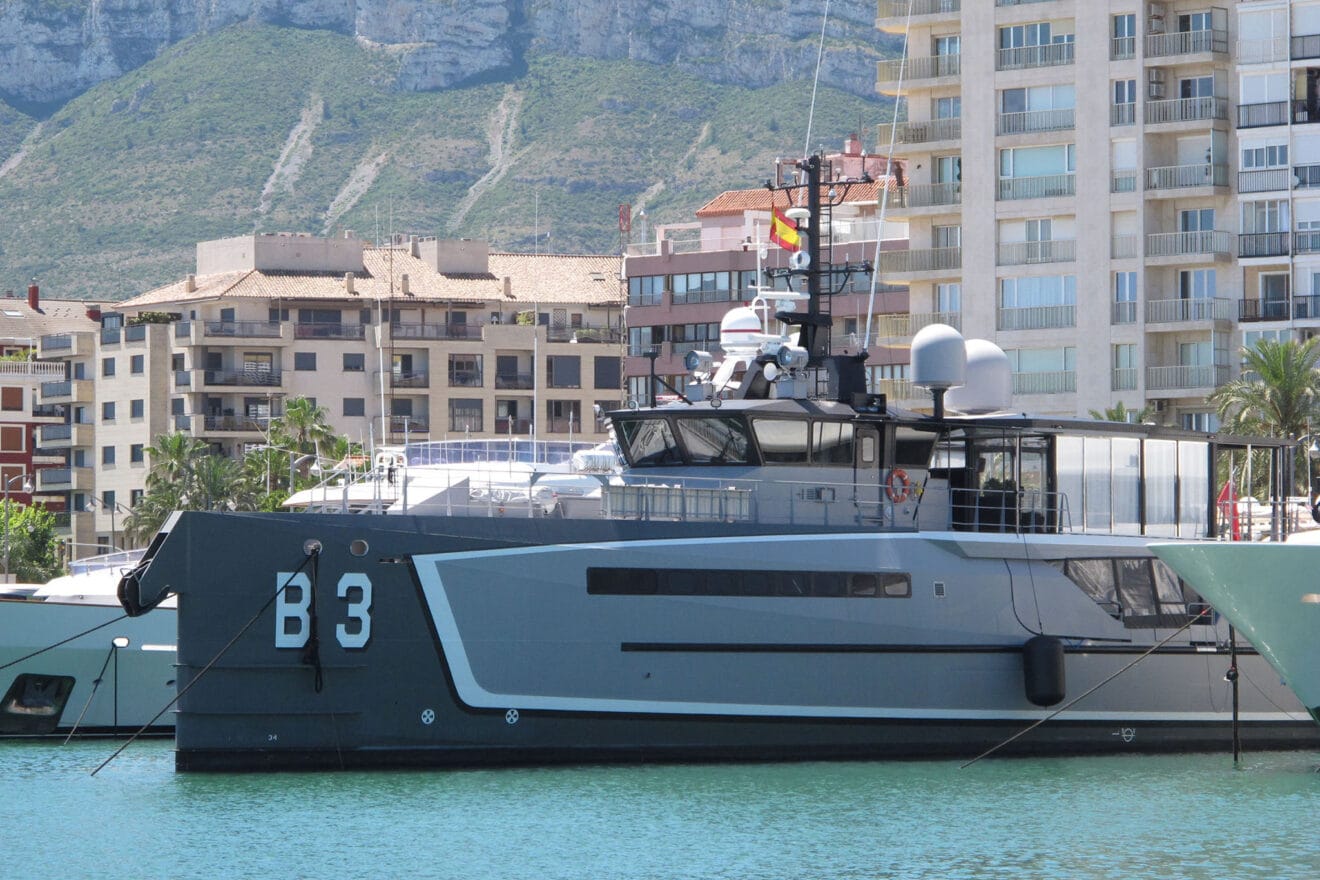 Yate B3 amarrado en el puerto de Dénia