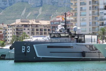 Yate B3 amarrado en el puerto de Dénia