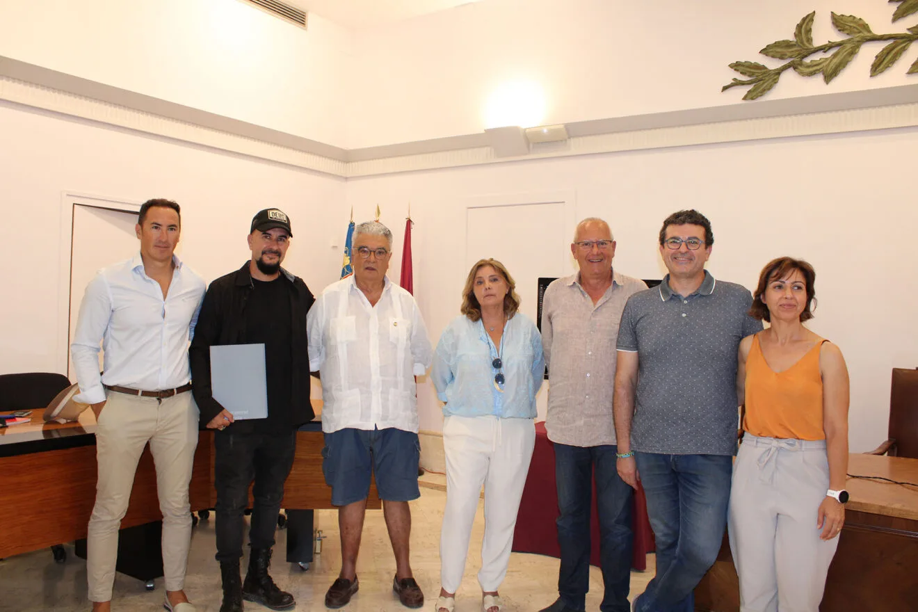 Acto de donación de la escultura para la estación de tren de Dénia