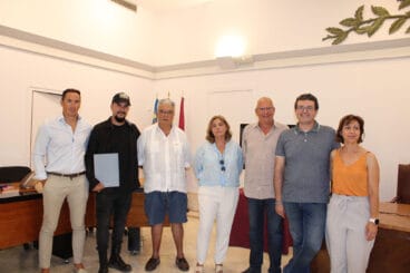 Acto de donación de la escultura para la estación de tren de Dénia
