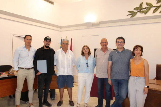 Así es la escultura, creada con materiales de ferrocarril, que presidirá la estación de tren de Dénia 1 Imagen: Acto de donación de la escultura para la estación de tren de Dénia