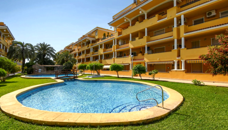 Apartament confortable amb piscina comunitària en forma de llacuna