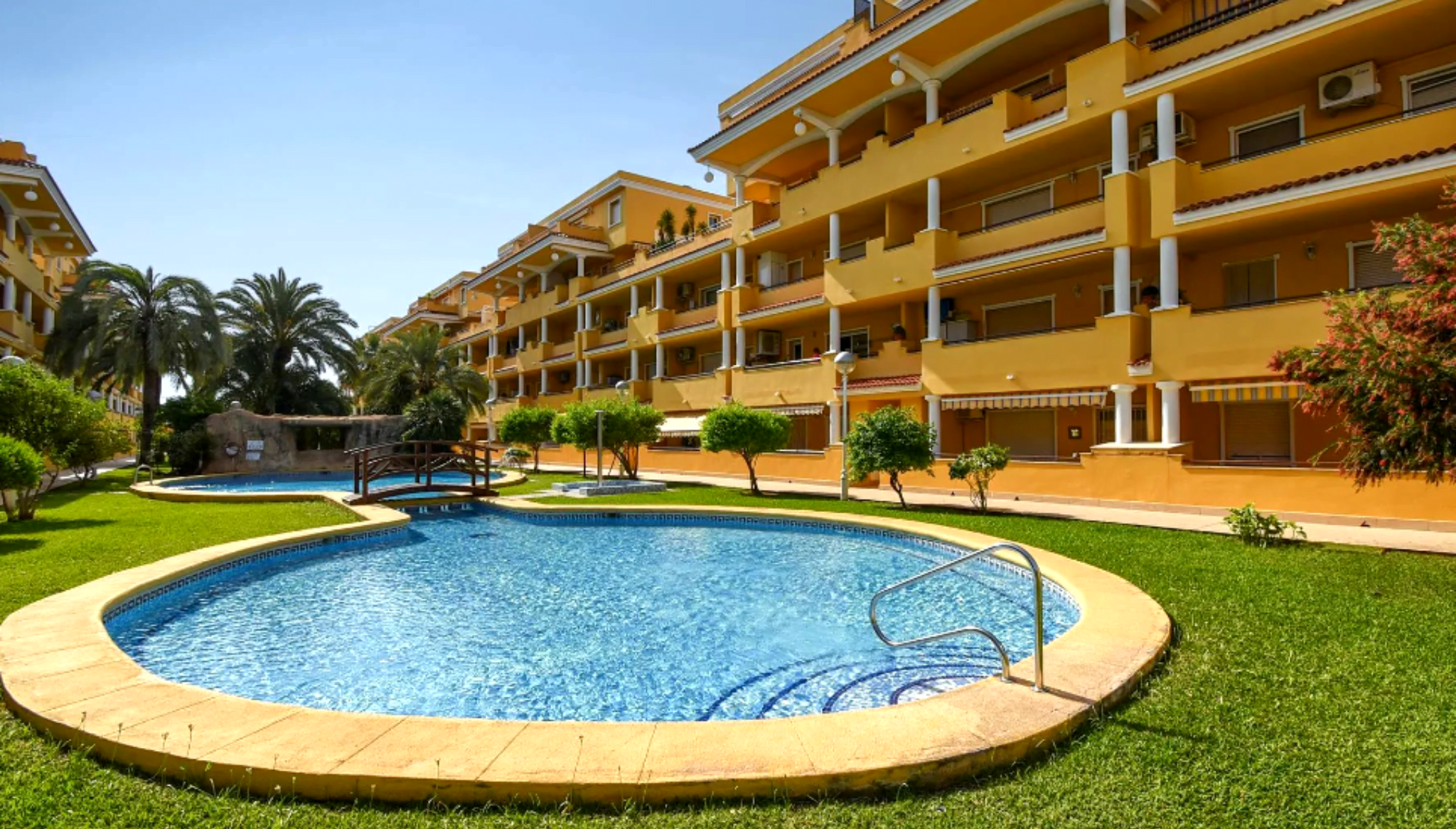 Apartamento confortable con piscina comunitaria en forma de laguna