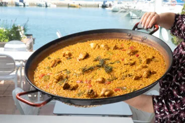 Arroces de carne o pescado típicos de la zona