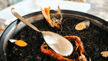 Arroz negro con todas la esencia mediterránea