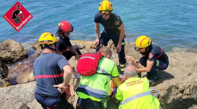 Bomberos intervienen para rescatar a una mujer en la playa Punta del Raset de Dénia 3 atencion sanitaria sobre la escollera