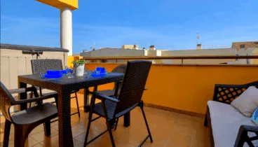 Balcón con conjunto de mesa, sillas y sofá de ratán