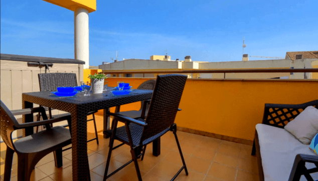 balcon con conjunto de mesa sillas y sofa de ratan