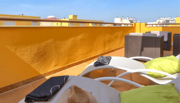 balcon con tumbonas y sillones para relajarse
