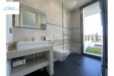 Baño regio y minimalista con plato de ducha con vistas a la terraza exterior