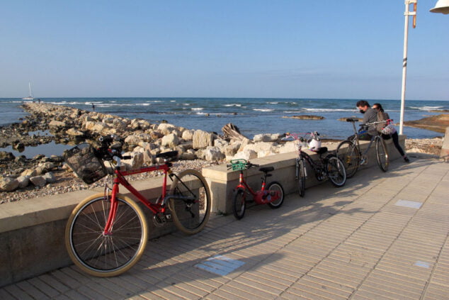 Imagen: Bicicletas aparcadas junto a la playa de Dénia