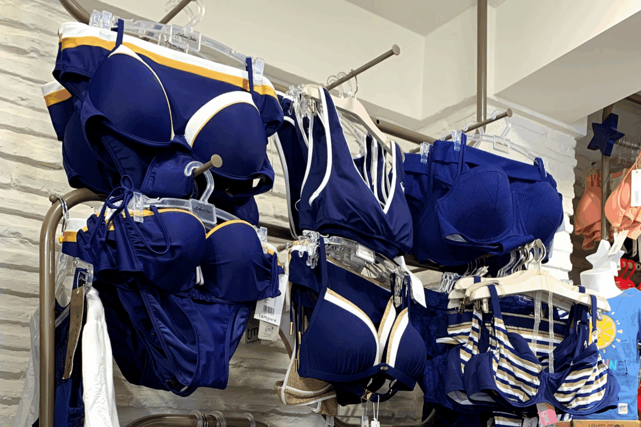 Bikinis lisos y estampados con estilo marinero en Leveleleven