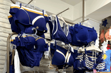 Bikinis lisos y estampados con estilo marinero en Leveleleven