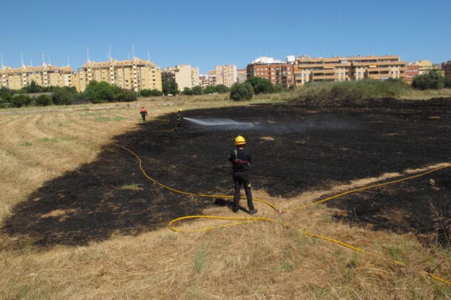 bomberos combaten el incendio en la joan fuster de denia 02