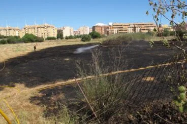Bomberos combaten el incendio en la Joan Fuster de Dénia 03
