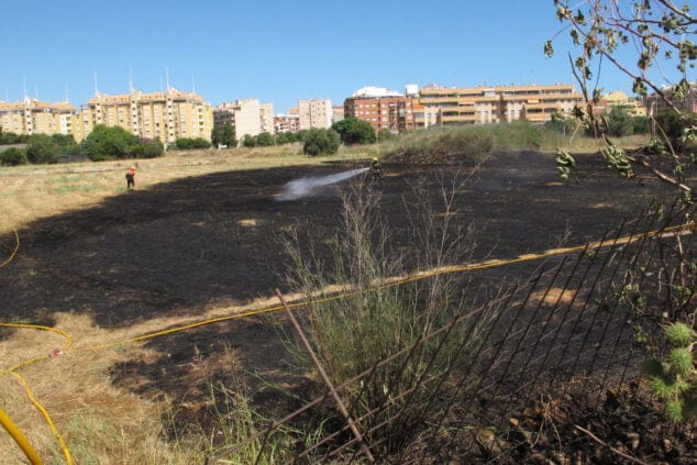 bomberos combaten el incendio en la joan fuster de denia 03