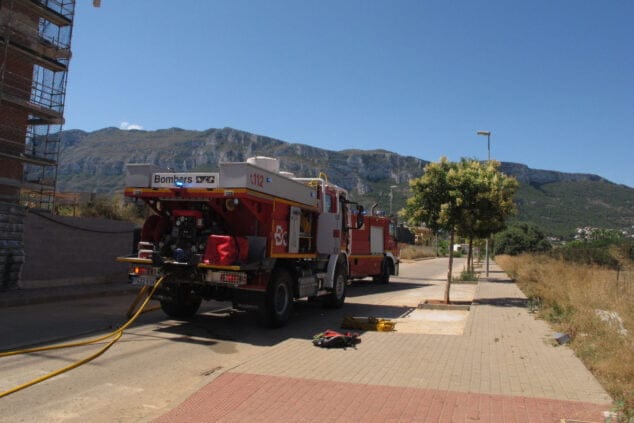 bomberos combaten el incendio en la joan fuster de denia 04