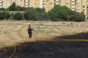 Bomberos combaten el incendio en la Joan Fuster de Dénia 05