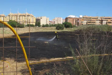 Bomberos combaten el incendio en la Joan Fuster de Dénia 06
