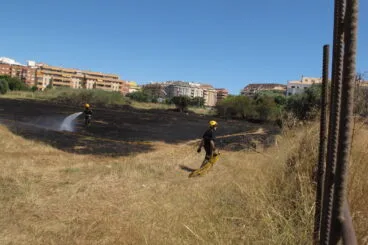 Bomberos combaten el incendio en la Joan Fuster de Dénia 07