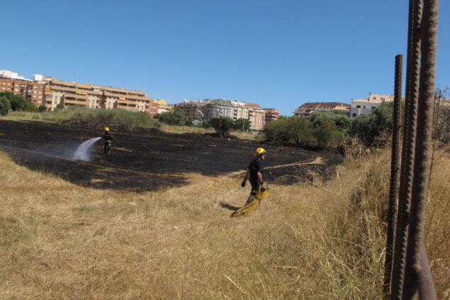 bomberos combaten el incendio en la joan fuster de denia 07