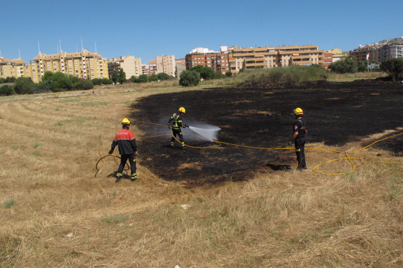 Bomberos combaten el incendio en la Joan Fuster de Dénia 08