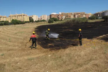 Bomberos combaten el incendio en la Joan Fuster de Dénia 08