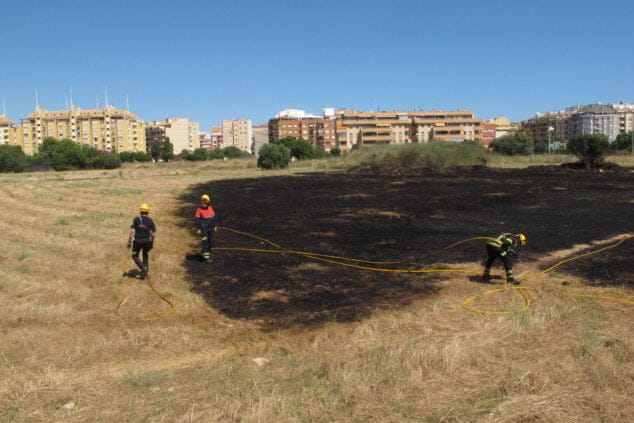 bomberos combaten el incendio en la joan fuster de denia 09