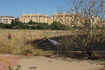 Bomberos combaten el incendio en la Joan Fuster de Dénia 10