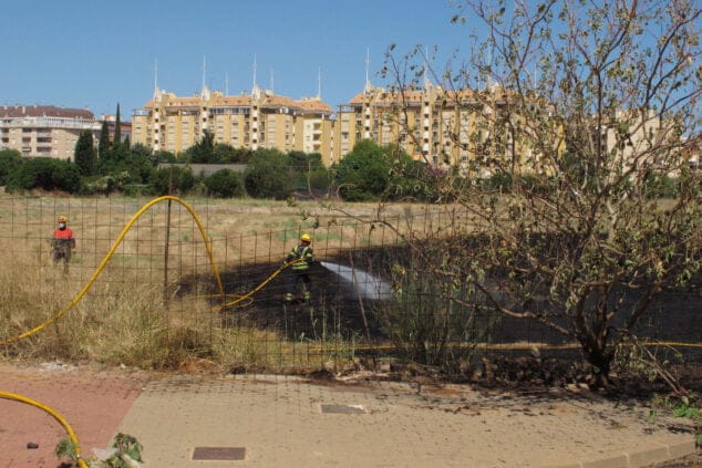 bomberos combaten el incendio en la joan fuster de denia 10