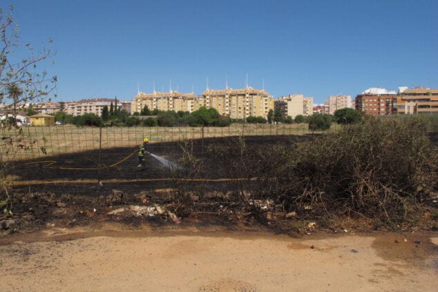 bomberos combaten el incendio en la joan fuster de denia 11