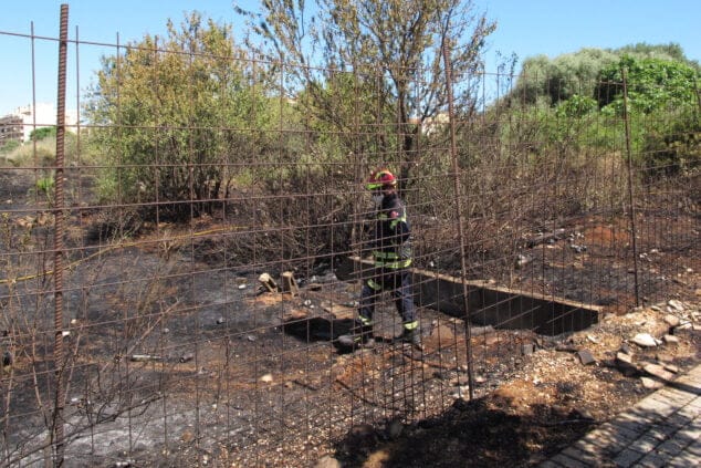 bomberos combaten el incendio en la joan fuster de denia 12