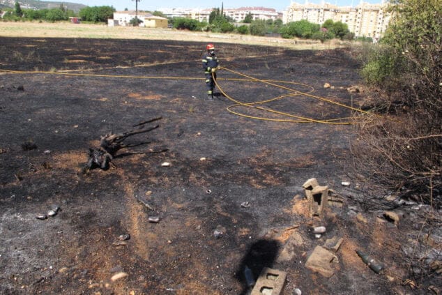 bomberos combaten el incendio en la joan fuster de denia 14
