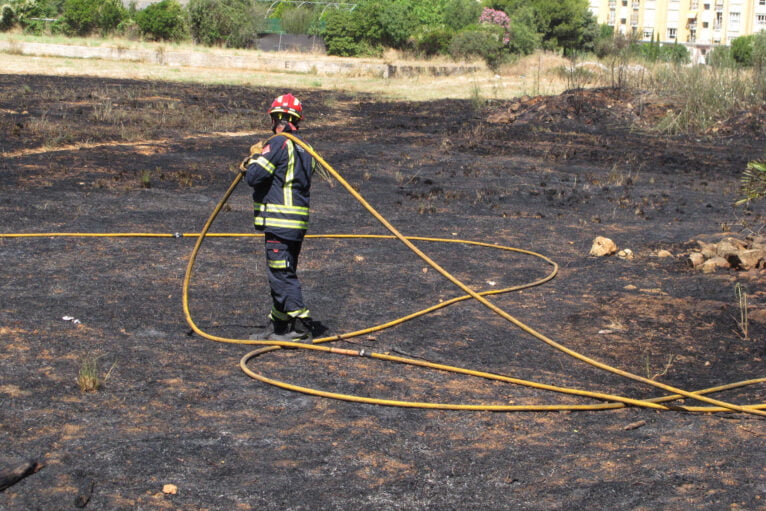Bomberos combaten el incendio en la Joan Fuster de Dénia 15