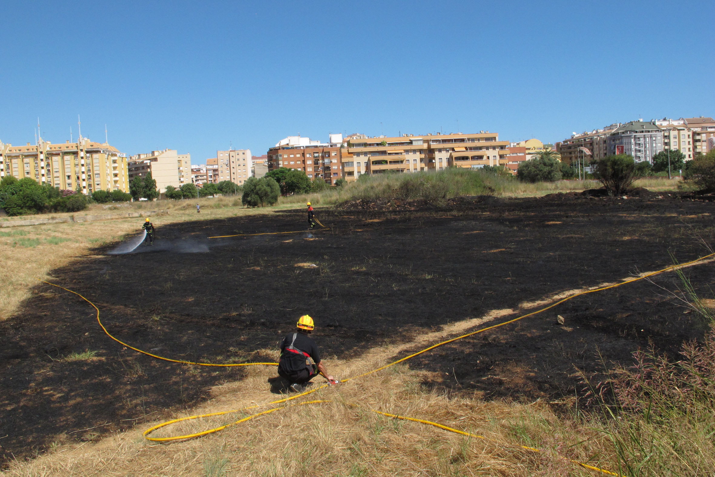 Bomberos combaten el incendio en la Joan Fuster de Dénia
