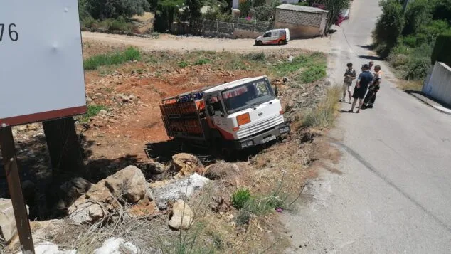 Un camión de butano se desliza por un terraplén en la zona del Montgó 1 Imagen: Camión de gas al caer en un terraplén