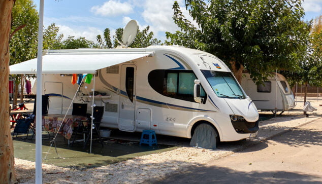 Imagen: Caravana acampada en la zona habilitada a ello en un camping