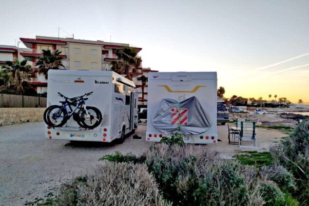 Imagen: Caravana ocupando con enseres más espacio del vehículo en la playa de Les Rotes